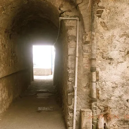 Unposto Dove La Luna Si Mostra Nuda Genova