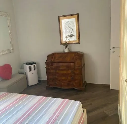 Unposto Dove La Luna Si Mostra Nuda Genua